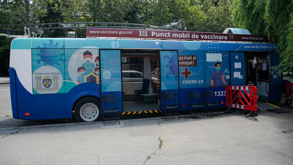 Amplasarea punctelor mobile pentru vaccinarea antiCOVID-19, un troleibuz și un autobuz: 20 august 2021